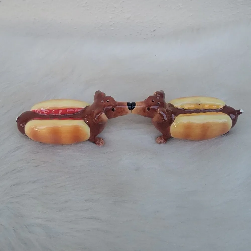 Dachshunds Attractives Ceramic Salt  Pepper Shakers Set Novely See Discription